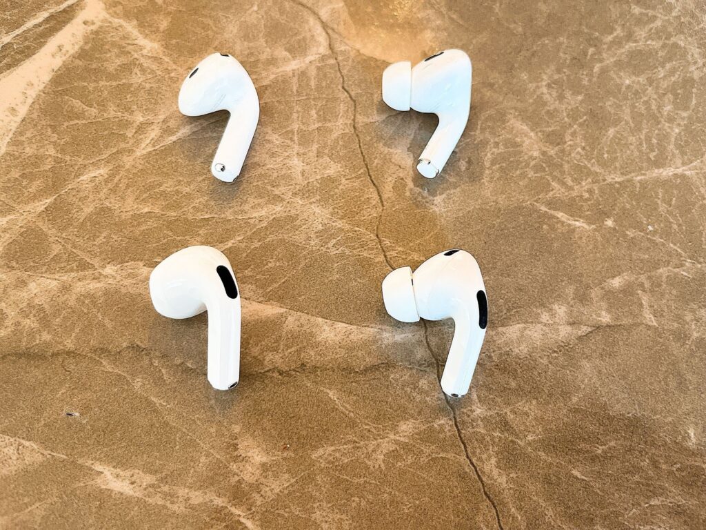 ノイズキャンセリングの圧迫感の原因を比べる為に買った、イヤーチップありなしの２種類のイヤホンが２セットならんでいる