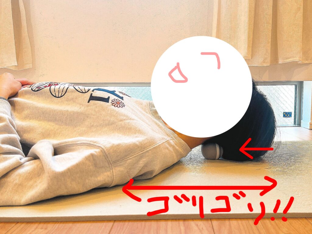 ノイズキャンセリングによる頭痛を軽減するために買った、村田友美子さんのプロデュースした、筋膜リリースボールを使っている画像