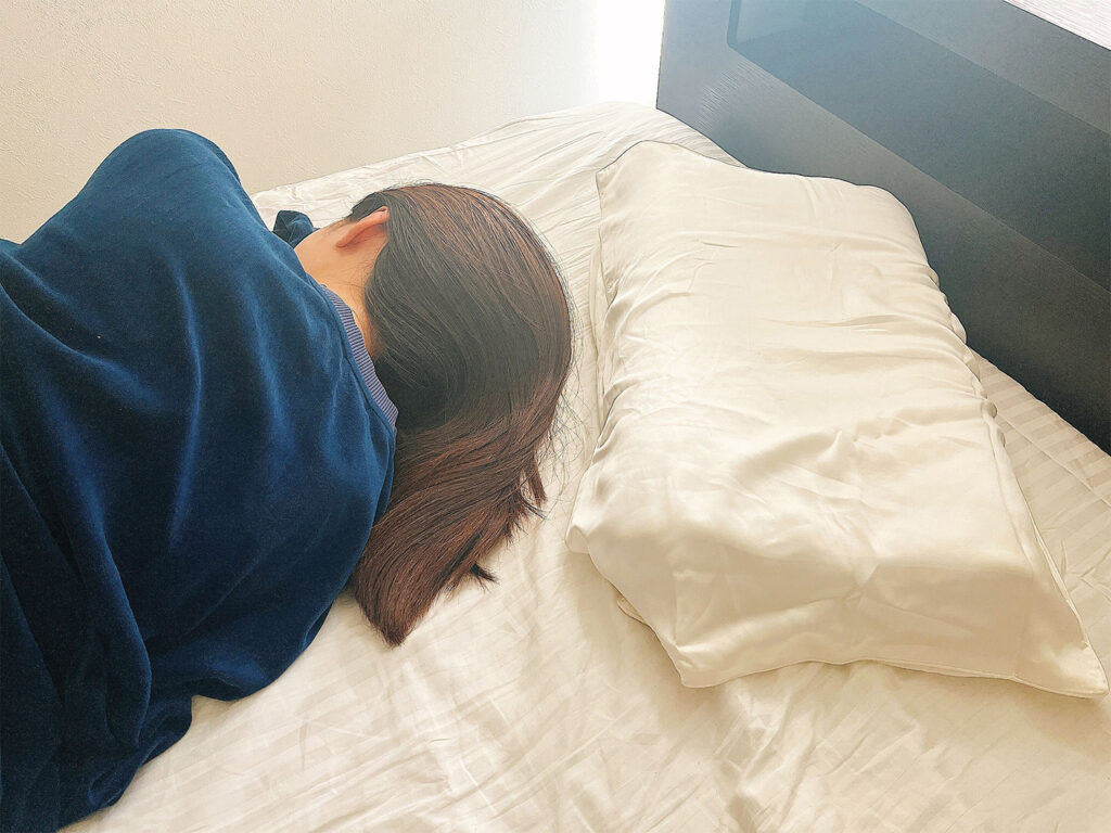 シルクナイトキャップのデメリット。寝相によって朝起きると外れていることがあり、正しいサイズや形状選びが重要であることを示す画像。