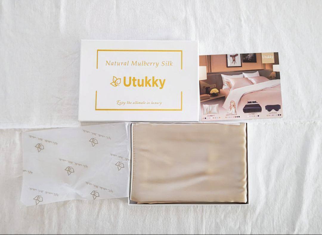 silk pillow cover no effect luxury package 高級感あふれるギフトボックスに入ったシルク枕カバー。艶のある箱に金色の文字が施されており、プレゼントにも最適な美しい包装です。
