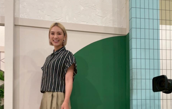 女優・秋元才加さんの写真。「親子説の真相」というテーマを投げかけたアイキャッチ画像。