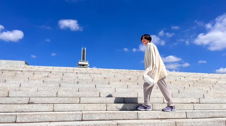 秋元才加さんのイメージ画像。青空を気持ちよさそうに歩いている。