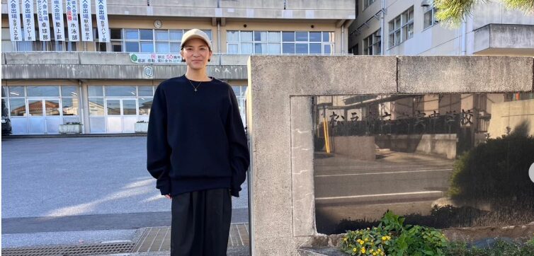自然光が差し込む明るい場所で、柔らかな表情で微笑む国際派女優・秋元才加さん。フィリピンとのハーフである彼女の魅力的な人柄が伝わる一枚。