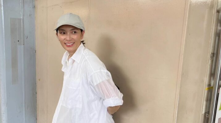 カジュアルな服装の秋元才加さん。