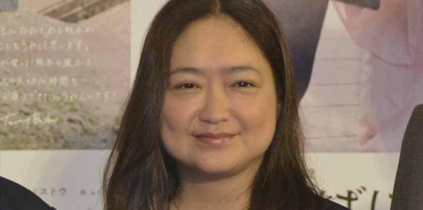 ikewaki chizuru danna no marriage reasons 1 自宅の書斎で腕を組み立つ女性。池脇千鶴に旦那がいない理由と、結婚しない3つの理由を解説するセクションの画像。