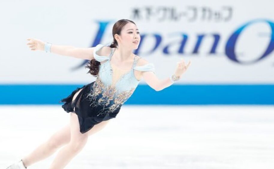 紀平梨花の結婚の噂について解説する画像。カフェでリラックスするなど、プライベートでの柔らかな笑顔を見せる紀平梨花選手。