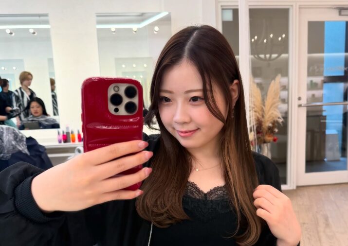 「紀平梨花 終わった」という噂の真相を解説する記事。柔らかな光の中で、前向きな笑顔を見せる紀平梨花選手。